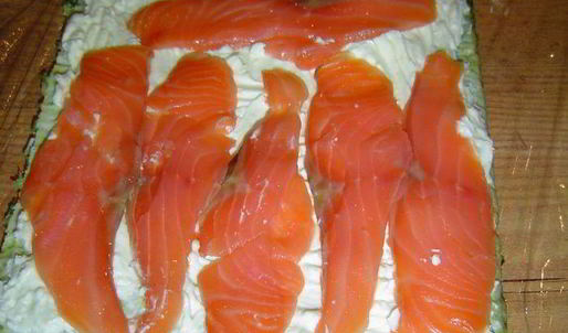 закуска из омлета, сыра и красной рыбы