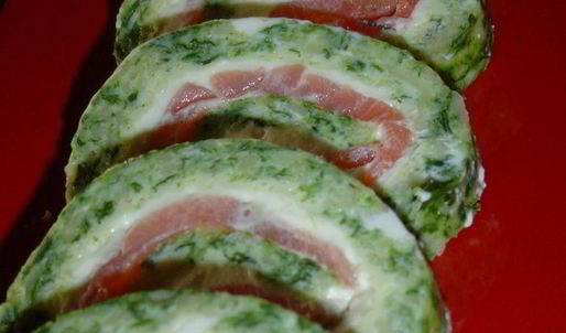 закуска из омлета, сыра и красной рыбы