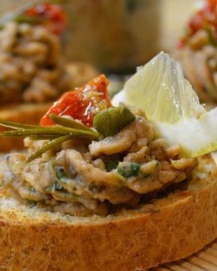 Фасолевый паштет с вялеными томатами и каперсами