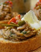 Фасолевый паштет с вялеными томатами и каперсами