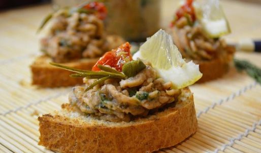 фасолевый паштет с вялеными томатами и каперсами