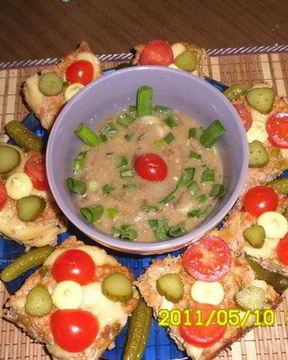 Мясные паштетики с рисом и зеленым горошком