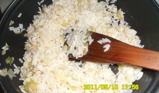 мясные паштетики с рисом и зеленым горошком