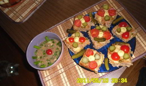 мясные паштетики с рисом и зеленым горошком