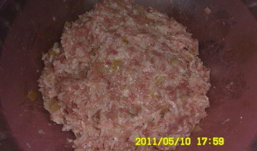 мясные паштетики с рисом и зеленым горошком