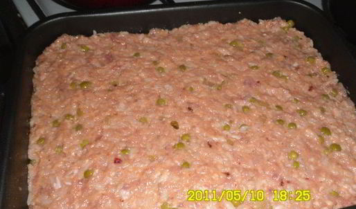 мясные паштетики с рисом и зеленым горошком