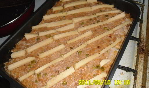 мясные паштетики с рисом и зеленым горошком