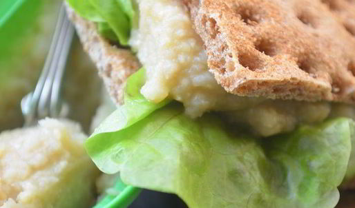 паштет из нута с яблоками и хлебцами из отрубей