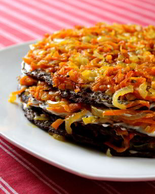 Печеночный торт с морковью и луком