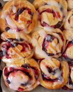 Клубнично-шоколадные роллы с ягодным кремом