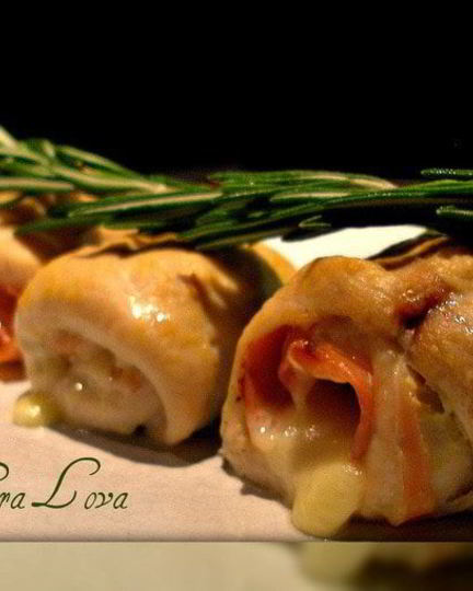 Рецепт куриных роллов с беконом и сыром