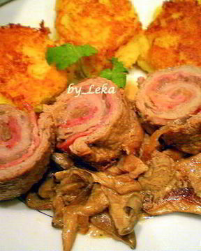 Мясные роллы в винно-грибном соусе