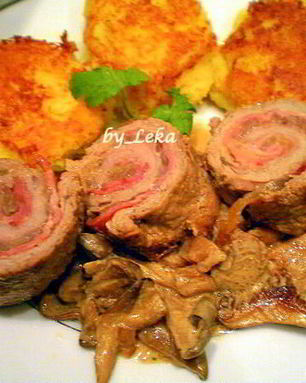 Мясные роллы в винно-грибном соусе