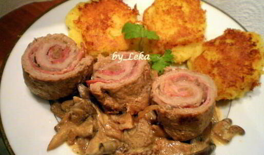 мясные роллы в винно-грибном соусе