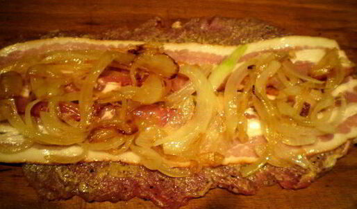 мясные роллы в винно-грибном соусе