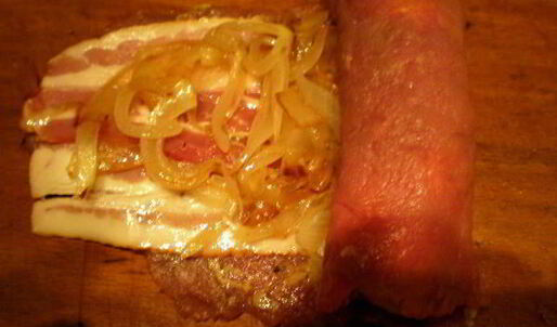 мясные роллы в винно-грибном соусе