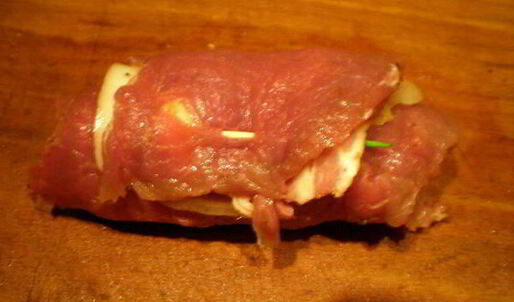 мясные роллы в винно-грибном соусе