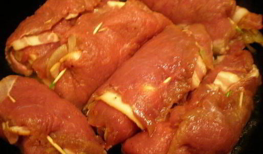 мясные роллы в винно-грибном соусе