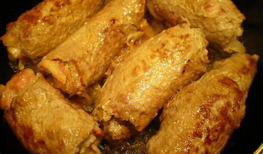 мясные роллы в винно-грибном соусе