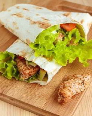 Нежный ролл с курицей и помидорами