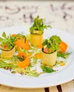 Овощные роллы из цукини с лососем и нежным сливочным сыром