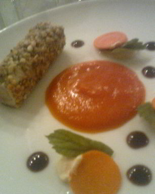 Ролл из свинины с креветкой, в панировке из трав и орехов, с пюре из сладкого картофеля