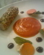 Ролл из свинины с креветкой, в панировке из трав и орехов, с пюре из сладкого картофеля