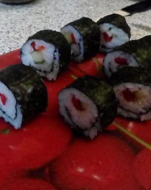 Ролл с огурцом и перцем