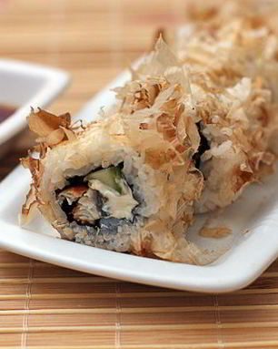 Ролл в стружке тунца