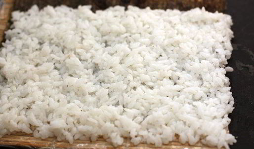 ролл в стружке тунца