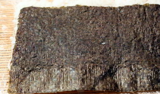 ролл в стружке тунца