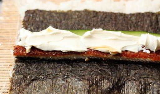 ролл в стружке тунца