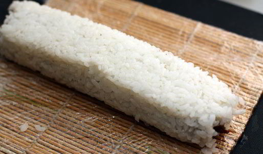 ролл в стружке тунца