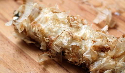 ролл в стружке тунца