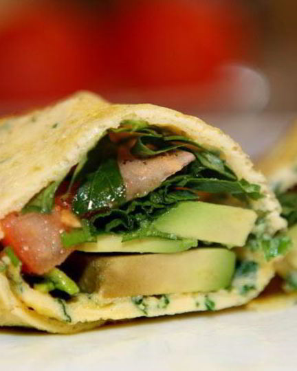 Рецепт роллы из омлета с авокадо, помидорами и зеленью