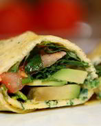 Роллы из омлета с авокадо, помидорами и зеленью