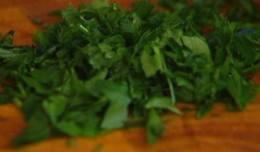 роллы из омлета с авокадо, помидорами и зеленью