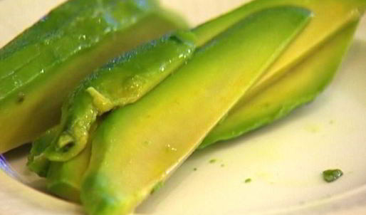 роллы из омлета с авокадо, помидорами и зеленью