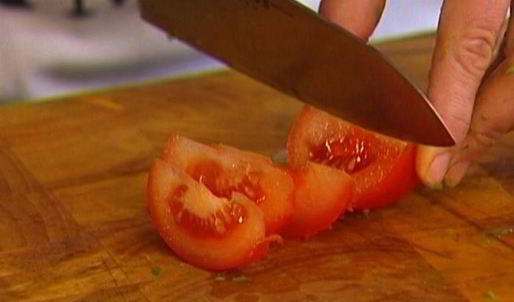 роллы из омлета с авокадо, помидорами и зеленью