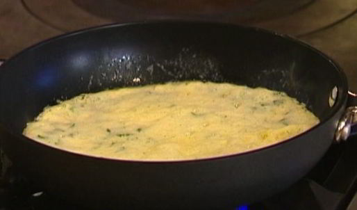 роллы из омлета с авокадо, помидорами и зеленью