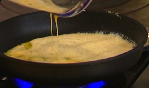 роллы из омлета с авокадо, помидорами и зеленью