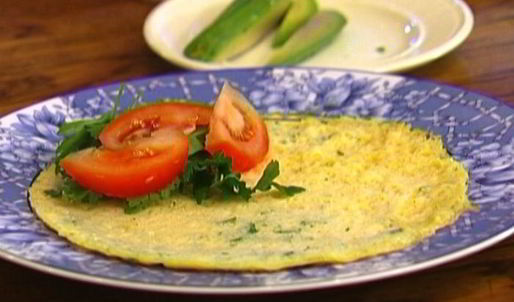 роллы из омлета с авокадо, помидорами и зеленью