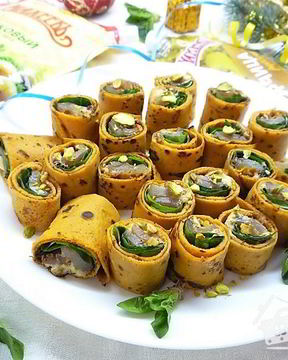 Роллы из тыквы со шпинатом, копченостями и фисташковым майонезом