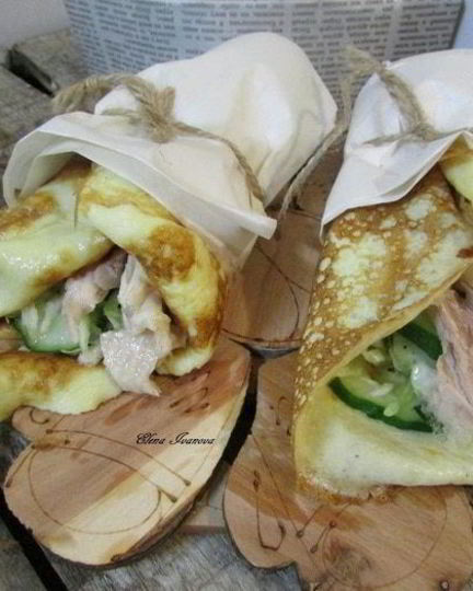 Рецепт роллов с яичных блинчиков с курицей и салатом