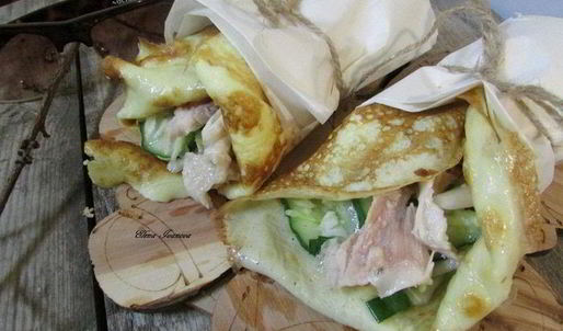 роллы с яичных блинчиков с курицей и салатом