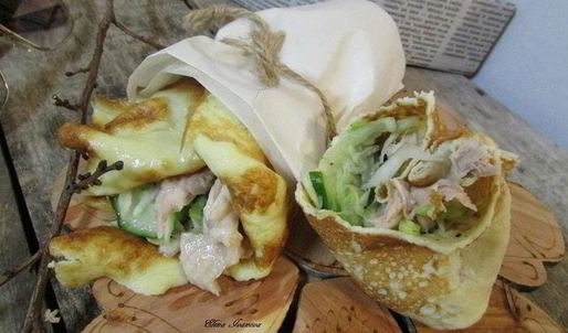 роллы с яичных блинчиков с курицей и салатом