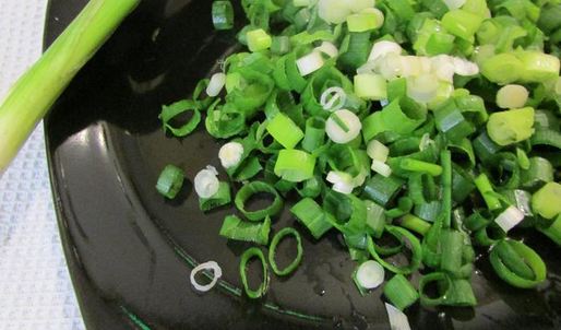 роллы с яичных блинчиков с курицей и салатом