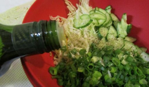 роллы с яичных блинчиков с курицей и салатом