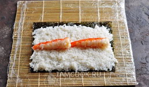 запеченные роллы с креветками