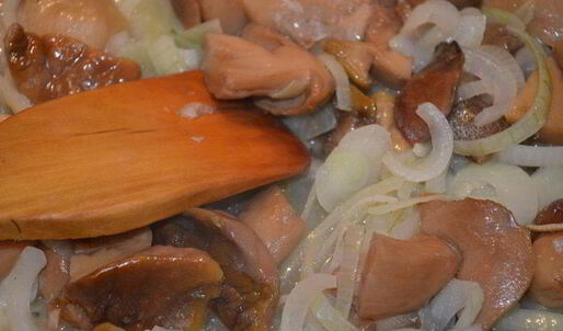 грибной рулет из картофельного теста